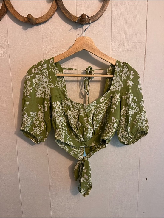 Reformation Tops - Reformation Green Floral Tie-Back Puff Sleeve Crop Top